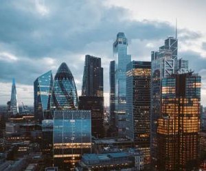 Materias primas como el oro, el petróleo, los productos agrícolas y los metales industriales ofrecen oportunidades para diversificar su cartera y protegerse contra la inflación, pero también son activos de alto riesgo debido a la volatilidad de los precios, las tensiones geopolíticas y los choques entre la oferta y la demanda; la clave es invertir con una estrategia clara, una comprensión de los impulsores subyacentes del mercado y solo con capital que no comprometa su estabilidad financiera.