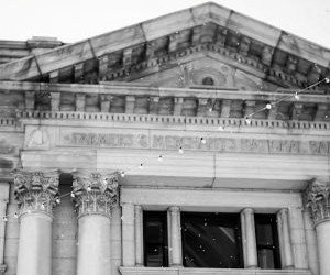 Materias primas como el oro, el petróleo, los productos agrícolas y los metales industriales ofrecen oportunidades para diversificar su cartera y protegerse contra la inflación, pero también son activos de alto riesgo debido a la volatilidad de los precios, las tensiones geopolíticas y los choques entre la oferta y la demanda; la clave es invertir con una estrategia clara, una comprensión de los impulsores subyacentes del mercado y solo con capital que no comprometa su estabilidad financiera.