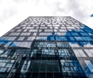 Materias primas como el oro, el petróleo, los productos agrícolas y los metales industriales ofrecen oportunidades para diversificar su cartera y protegerse contra la inflación, pero también son activos de alto riesgo debido a la volatilidad de los precios, las tensiones geopolíticas y los choques entre la oferta y la demanda; la clave es invertir con una estrategia clara, una comprensión de los impulsores subyacentes del mercado y solo con capital que no comprometa su estabilidad financiera.