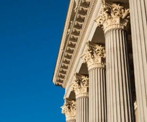 Materias primas como el oro, el petróleo, los productos agrícolas y los metales industriales ofrecen oportunidades para diversificar su cartera y protegerse contra la inflación, pero también son activos de alto riesgo debido a la volatilidad de los precios, las tensiones geopolíticas y los choques entre la oferta y la demanda; la clave es invertir con una estrategia clara, una comprensión de los impulsores subyacentes del mercado y solo con capital que no comprometa su estabilidad financiera.