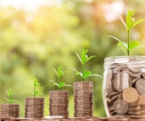 Materias primas como el oro, el petróleo, los productos agrícolas y los metales industriales ofrecen oportunidades para diversificar su cartera y protegerse contra la inflación, pero también son activos de alto riesgo debido a la volatilidad de los precios, las tensiones geopolíticas y los choques entre la oferta y la demanda; la clave es invertir con una estrategia clara, una comprensión de los impulsores subyacentes del mercado y solo con capital que no comprometa su estabilidad financiera.