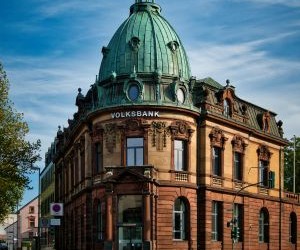 Materias primas como el oro, el petróleo, los productos agrícolas y los metales industriales ofrecen oportunidades para diversificar su cartera y protegerse contra la inflación, pero también son activos de alto riesgo debido a la volatilidad de los precios, las tensiones geopolíticas y los choques entre la oferta y la demanda; la clave es invertir con una estrategia clara, una comprensión de los impulsores subyacentes del mercado y solo con capital que no comprometa su estabilidad financiera.