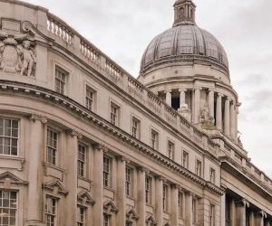 Materias primas como el oro, el petróleo, los productos agrícolas y los metales industriales ofrecen oportunidades para diversificar su cartera y protegerse contra la inflación, pero también son activos de alto riesgo debido a la volatilidad de los precios, las tensiones geopolíticas y los choques entre la oferta y la demanda; la clave es invertir con una estrategia clara, una comprensión de los impulsores subyacentes del mercado y solo con capital que no comprometa su estabilidad financiera.