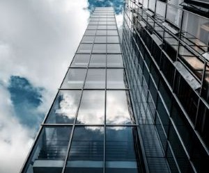 Materias primas como el oro, el petróleo, los productos agrícolas y los metales industriales ofrecen oportunidades para diversificar su cartera y protegerse contra la inflación, pero también son activos de alto riesgo debido a la volatilidad de los precios, las tensiones geopolíticas y los choques entre la oferta y la demanda; la clave es invertir con una estrategia clara, una comprensión de los impulsores subyacentes del mercado y solo con capital que no comprometa su estabilidad financiera.