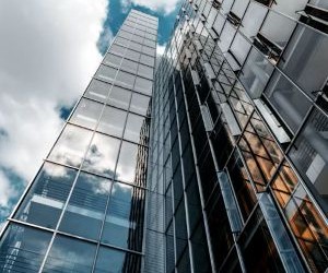 Las inversiones le permiten aumentar su patrimonio con el tiempo al invertir su dinero en activos como acciones, bonos, fondos, bienes raíces y más, pero siempre implican riesgos, como la volatilidad del mercado, la posible pérdida de capital y la inflación que erosiona los rendimientos. La clave es invertir con una estrategia clara, una diversificación adecuada y solo con capital que no comprometa su estabilidad financiera.