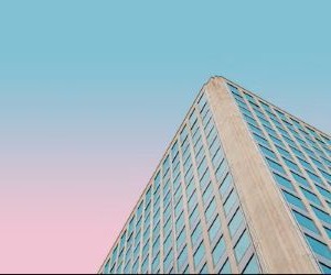 Materias primas como el oro, el petróleo, los productos agrícolas y los metales industriales ofrecen oportunidades para diversificar su cartera y protegerse contra la inflación, pero también son activos de alto riesgo debido a la volatilidad de los precios, las tensiones geopolíticas y los choques entre la oferta y la demanda; la clave es invertir con una estrategia clara, una comprensión de los impulsores subyacentes del mercado y solo con capital que no comprometa su estabilidad financiera.