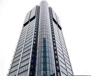 Las criptomonedas ofrecen un alto potencial de rentabilidad y mayor libertad financiera gracias a su descentralización, operando en un mercado abierto las 24 horas. Sin embargo, son un activo de alto riesgo debido a su extrema volatilidad y la falta de regulación. Los principales riesgos incluyen pérdidas rápidas y fallos de ciberseguridad. La clave del éxito reside en invertir únicamente con una estrategia clara y con capital que no comprometa su estabilidad financiera.