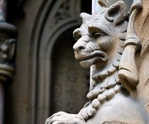 Forex ofrece oportunidades para beneficiarse de las fluctuaciones entre las monedas globales en un mercado altamente líquido que opera las 24 horas del día, pero también es un ámbito de alto riesgo debido al apalancamiento, la fuerte volatilidad y el impacto de las noticias macroeconómicas; la clave es operar con una estrategia clara, una gestión estricta de los riesgos y solo con capital que pueda permitirse perder sin afectar su estabilidad financiera.