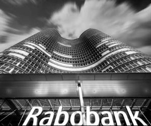 Las criptomonedas ofrecen un alto potencial de rentabilidad y mayor libertad financiera gracias a su descentralización, operando en un mercado abierto las 24 horas. Sin embargo, son un activo de alto riesgo debido a su extrema volatilidad y la falta de regulación. Los principales riesgos incluyen pérdidas rápidas y fallos de ciberseguridad. La clave del éxito reside en invertir únicamente con una estrategia clara y con capital que no comprometa su estabilidad financiera.