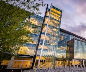 Forex ofrece oportunidades para beneficiarse de las fluctuaciones entre las monedas globales en un mercado altamente líquido que opera las 24 horas del día, pero también es un ámbito de alto riesgo debido al apalancamiento, la fuerte volatilidad y el impacto de las noticias macroeconómicas; la clave es operar con una estrategia clara, una gestión estricta de los riesgos y solo con capital que pueda permitirse perder sin afectar su estabilidad financiera.