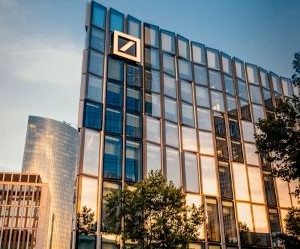 Las criptomonedas ofrecen un alto potencial de rentabilidad y mayor libertad financiera gracias a su descentralización, operando en un mercado abierto las 24 horas. Sin embargo, son un activo de alto riesgo debido a su extrema volatilidad y la falta de regulación. Los principales riesgos incluyen pérdidas rápidas y fallos de ciberseguridad. La clave del éxito reside en invertir únicamente con una estrategia clara y con capital que no comprometa su estabilidad financiera.