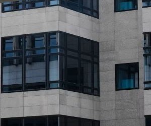 Materias primas como el oro, el petróleo, los productos agrícolas y los metales industriales ofrecen oportunidades para diversificar su cartera y protegerse contra la inflación, pero también son activos de alto riesgo debido a la volatilidad de los precios, las tensiones geopolíticas y los choques entre la oferta y la demanda; la clave es invertir con una estrategia clara, una comprensión de los impulsores subyacentes del mercado y solo con capital que no comprometa su estabilidad financiera.